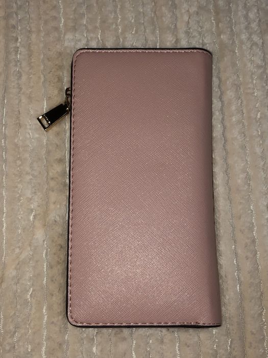 Carteira rosa com espaco para cartoes, notas e moedas