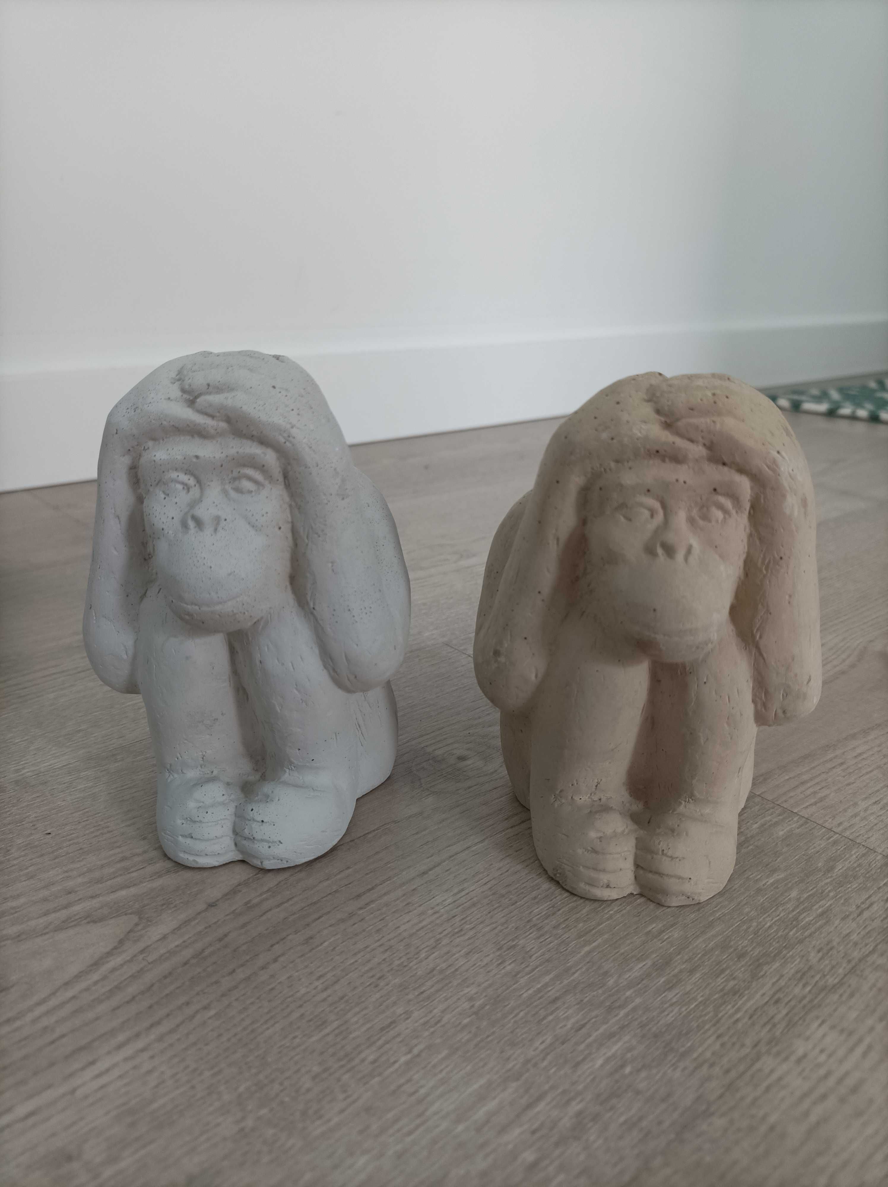 Estatuetas de macacos