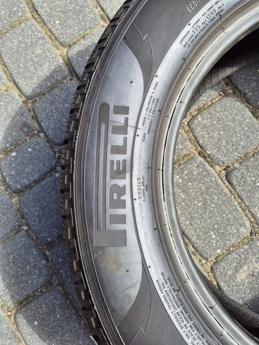 Opony zimowe 2 sztuki  Pirelli  R17.   215x65.  Nowe