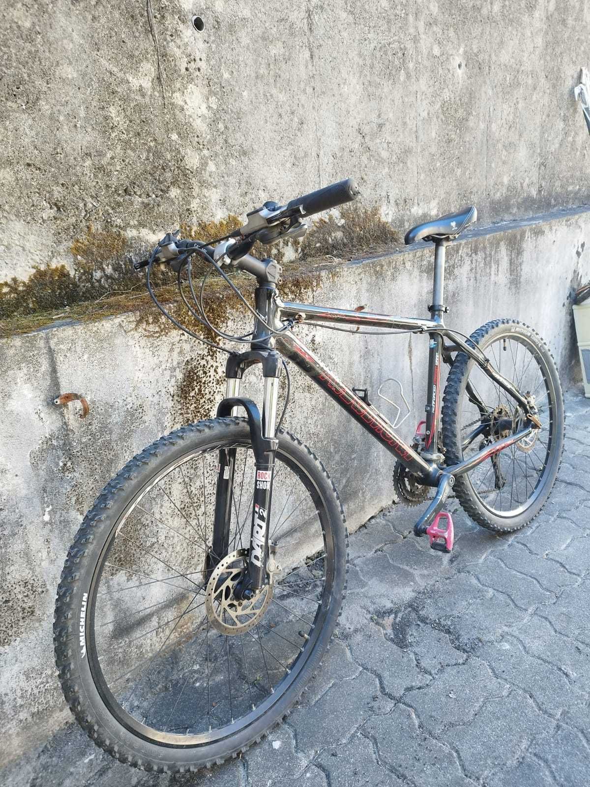 Bicicleta BTT carbono, bom estado.