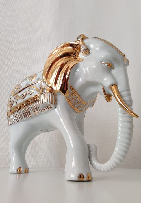 10 elefantes de porcelana