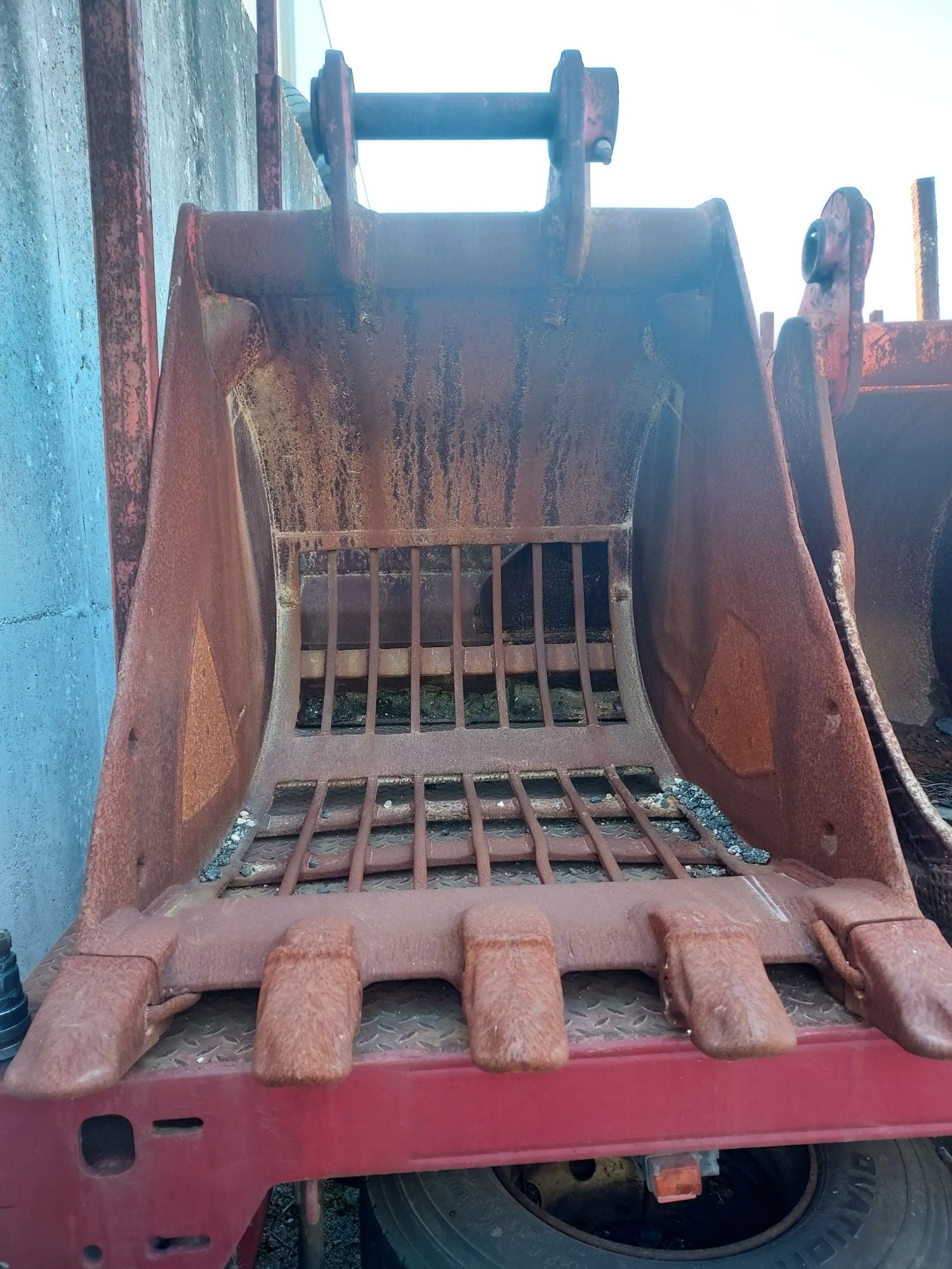 Vendo balde para escavadora de 25 Ton.