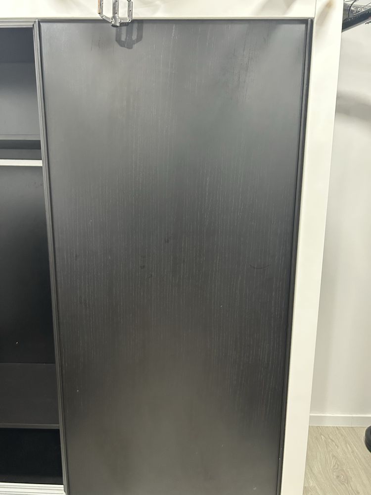 Roupeiro preto e branco