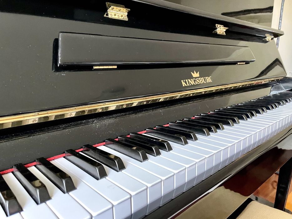 Piano vertical Kinsgburg
