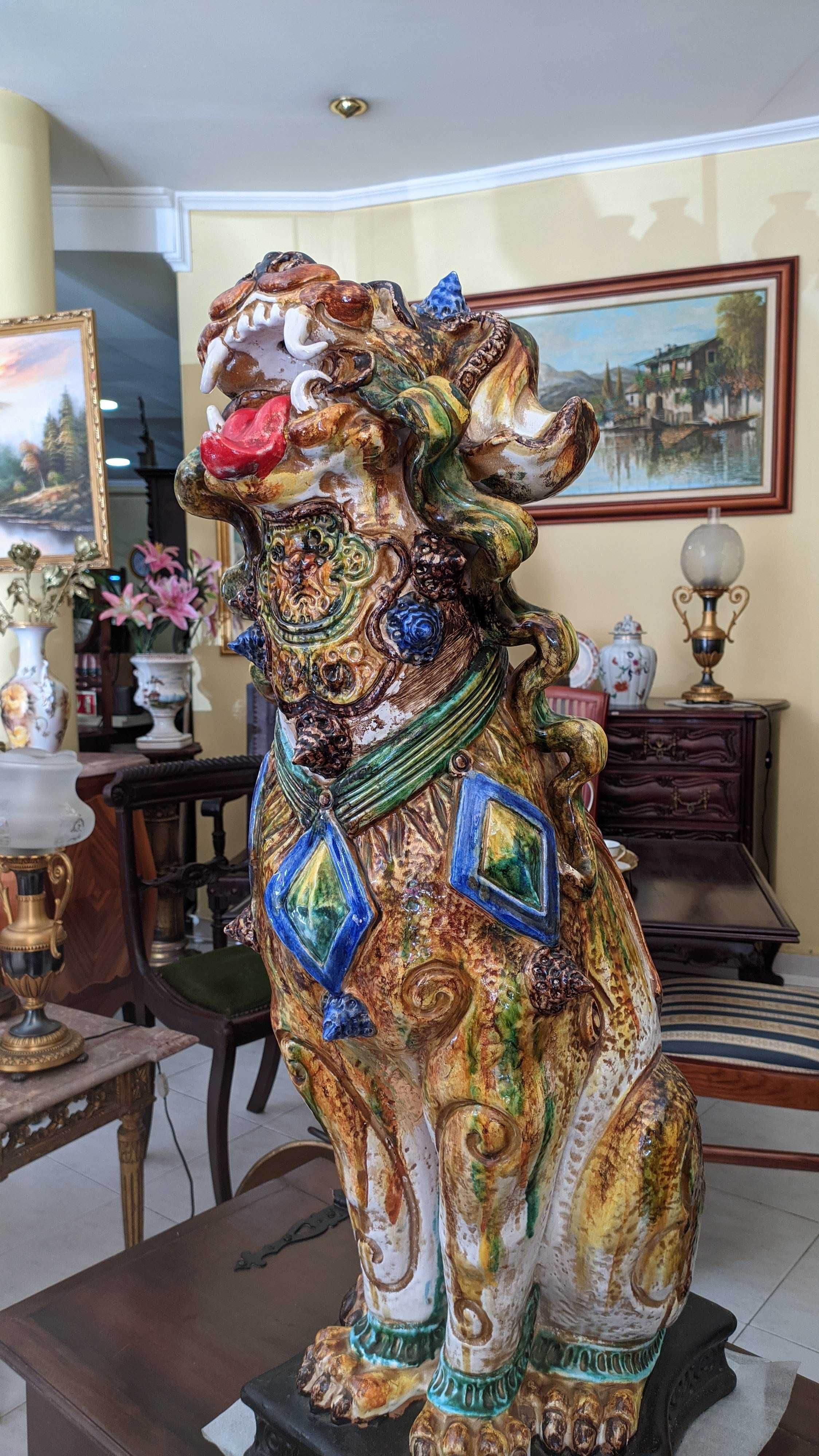 Cão chinês em porcelana