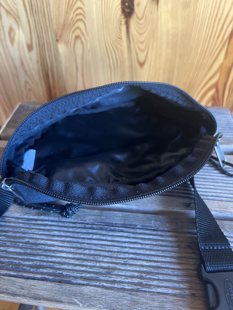 Sprzedam saszetkę, nerkę firmy EASTPAK (USA) kolor niebieski.