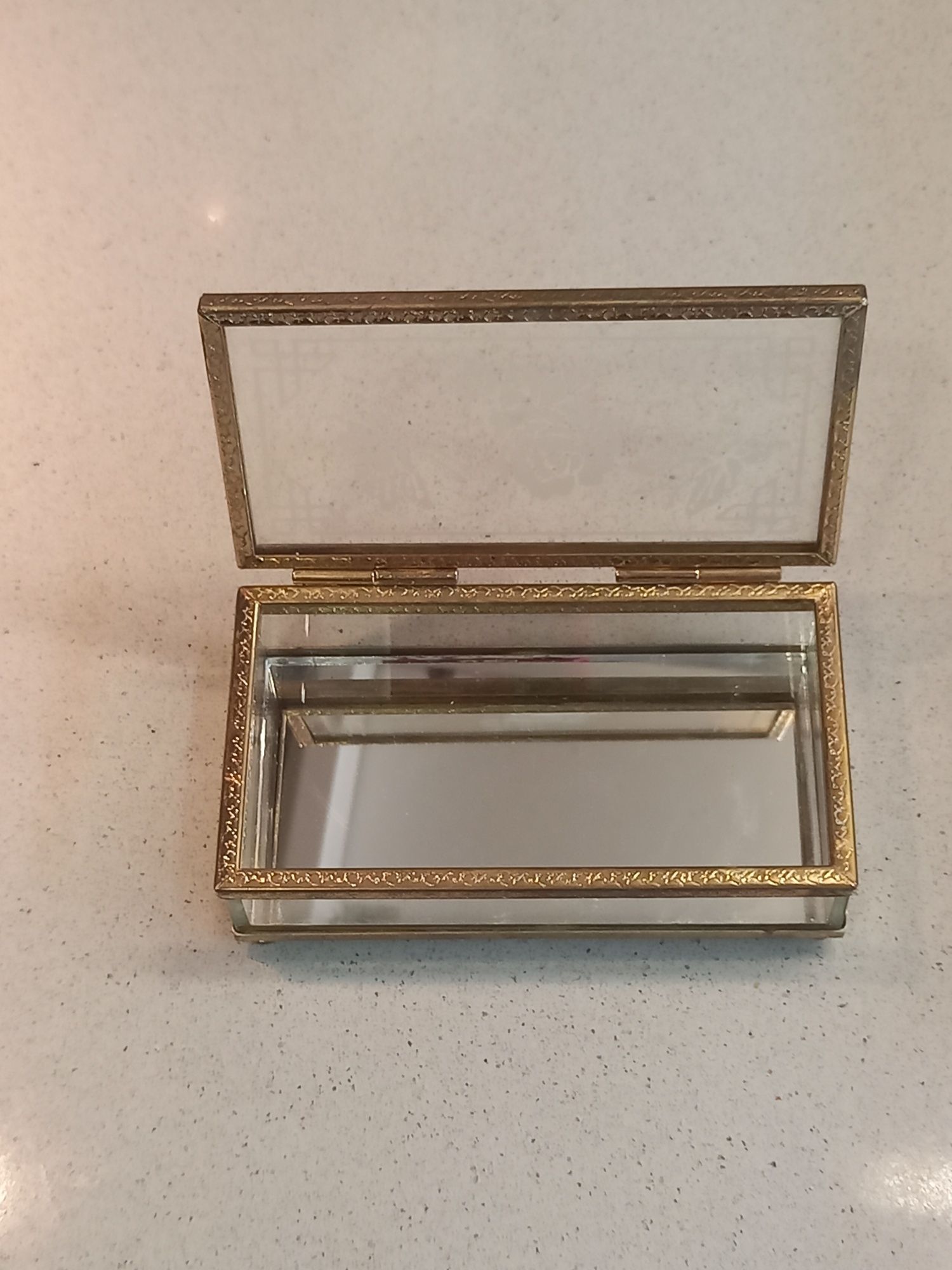 Caixa redonda de porcelana trabalhada e caixa rectangular de vidro com