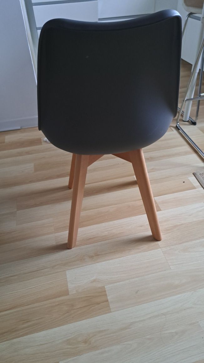 4 krzesła kolor szary z drewnem