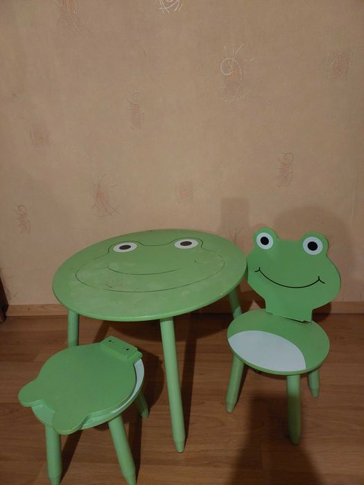 Столик дитячий і два стільчики