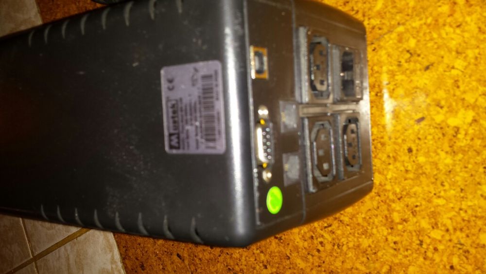 Telemóveis, cabos, web cam, aparelho para ligar ao computador