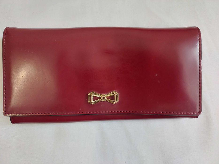 Elegancki czerwony portfel Ted Baker z kokardką