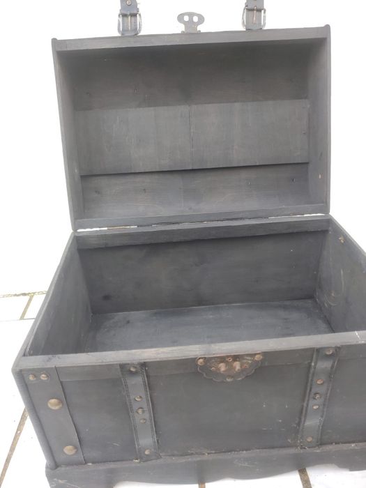 Baú cinza escuro vintage