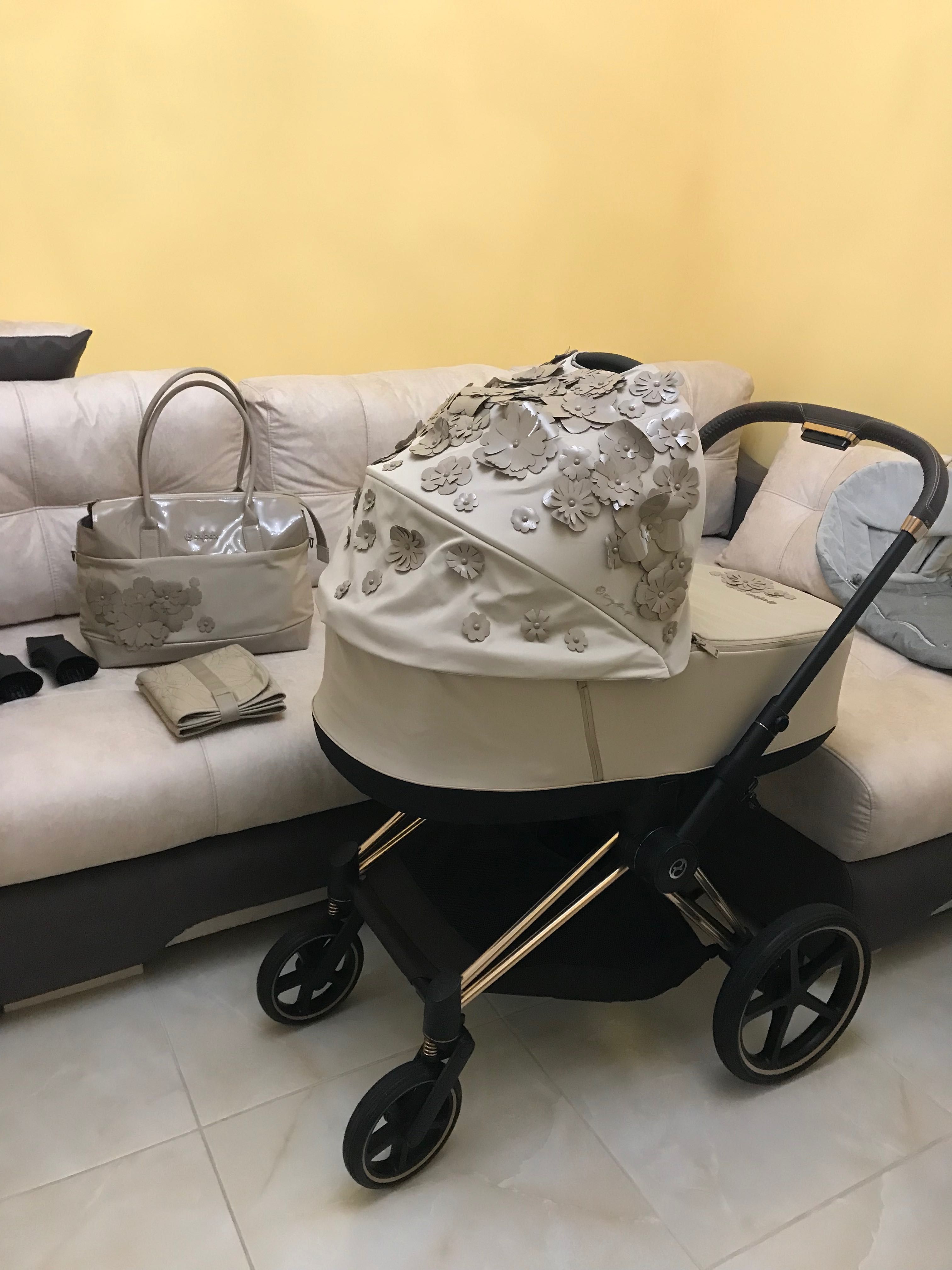 Коляска Cybex Priam 2в1 Simply Flowers beige + Koi на шассі rose gold