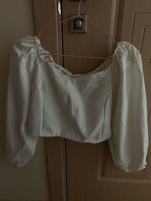 Стильна біла кроп-блузка з об’ємними рукавами