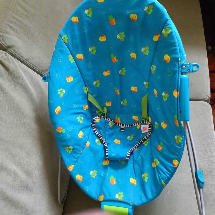 Leżaczek bujaczek z wibracjami.