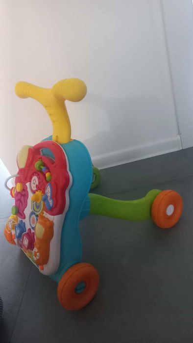 Interaktywny pchaczyk, panel i stolik 3w1