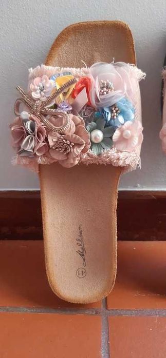 Chinelos rosa com flores