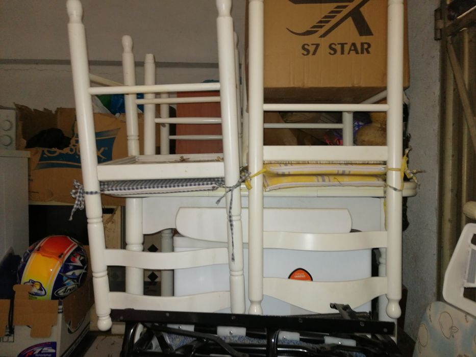 Mesa de cozinha com cadeiras