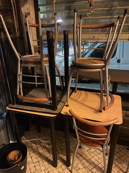 VENDE-SE FRIGORIFICO E SERPENTINA, MESA E CADEIRAS EM BOM ESTADO.