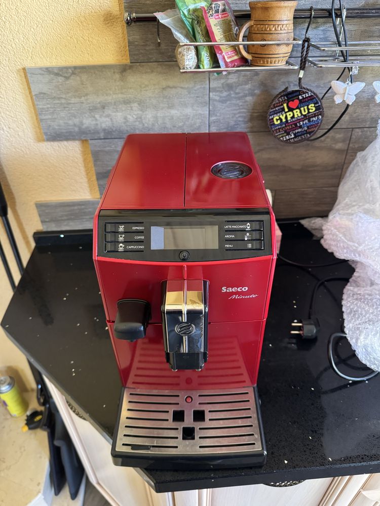 Продам кофемашину Saeco Minuto HD8761/19 (красная)