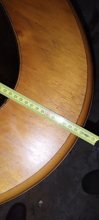Owalna ława do salonu z szybą