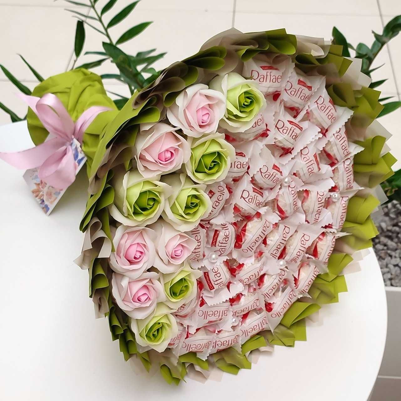 Bukiet Raffaello kwiaty mydlane róże. Prezent na Urodziny, Ślub