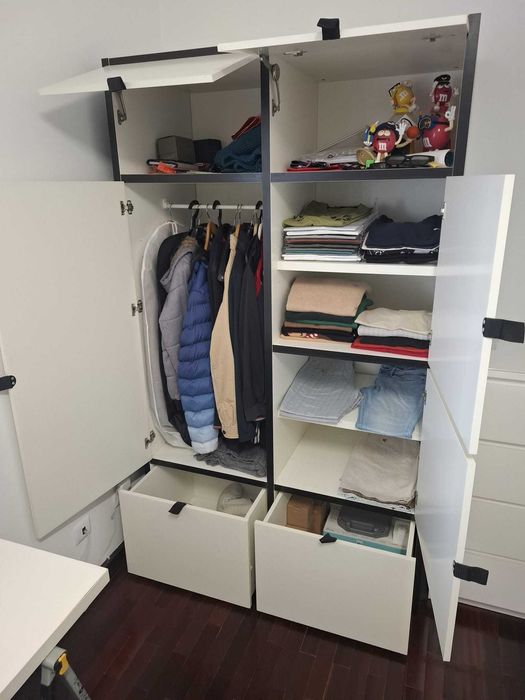 Móvel IKEA Fechado para roupa e arrumação