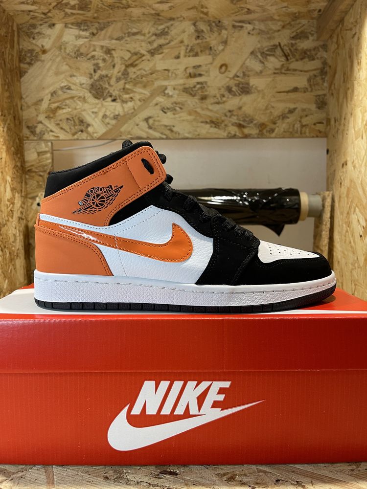 Чоловічі кросівки Nike Air Jordan 1 black orange white