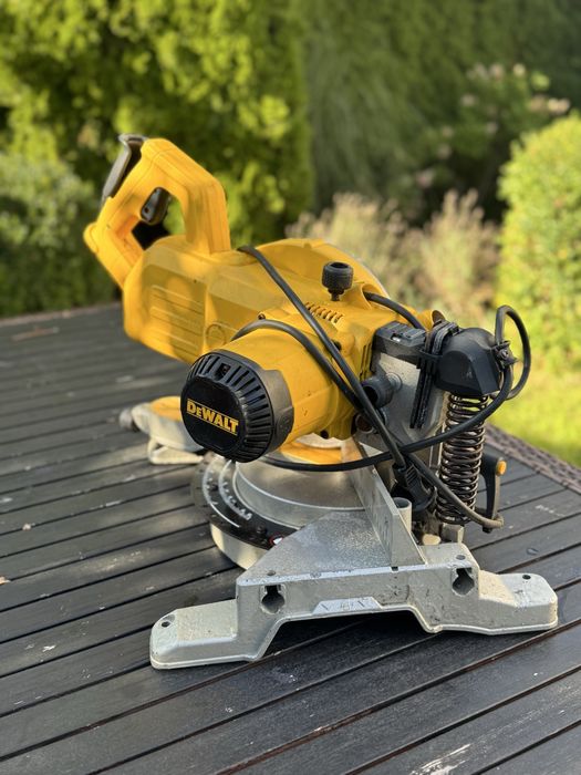 Piła ukosowa ukośnica 216MM 1800W DWS777 DEWALT