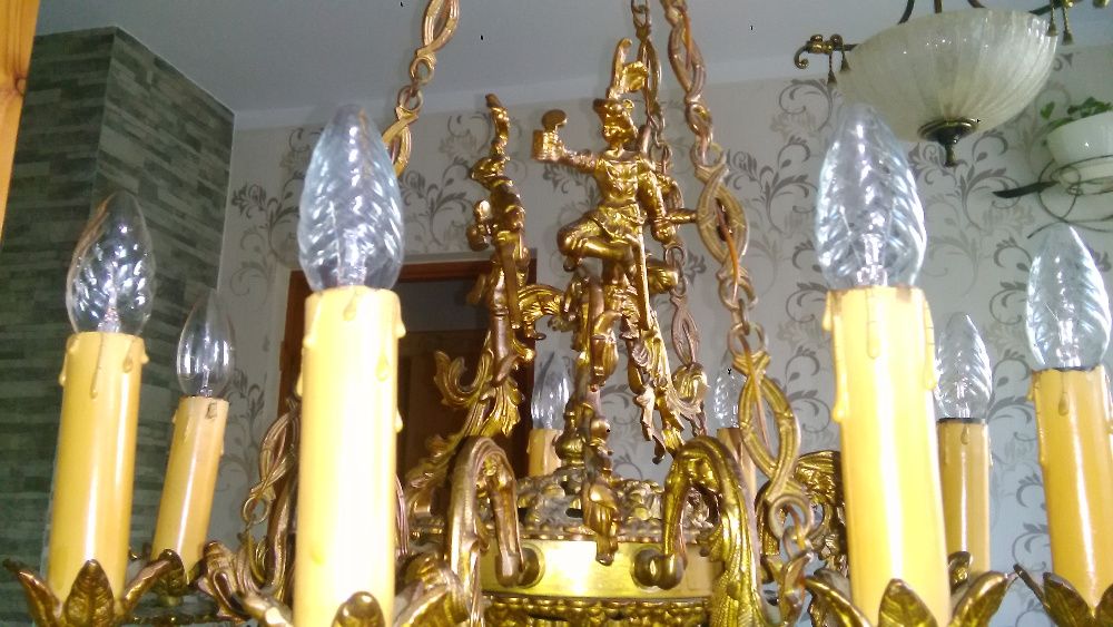 Stary figuralny mosiężny żyrandol, lampa.
