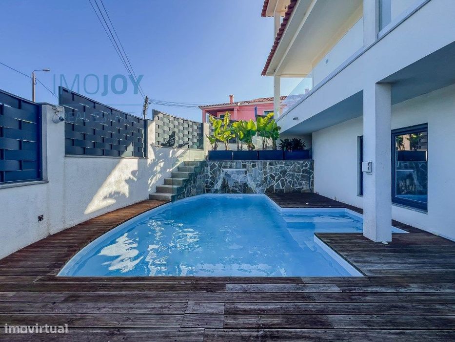 Moradia T4 de Linhas Modernas com Piscina em Algueirão