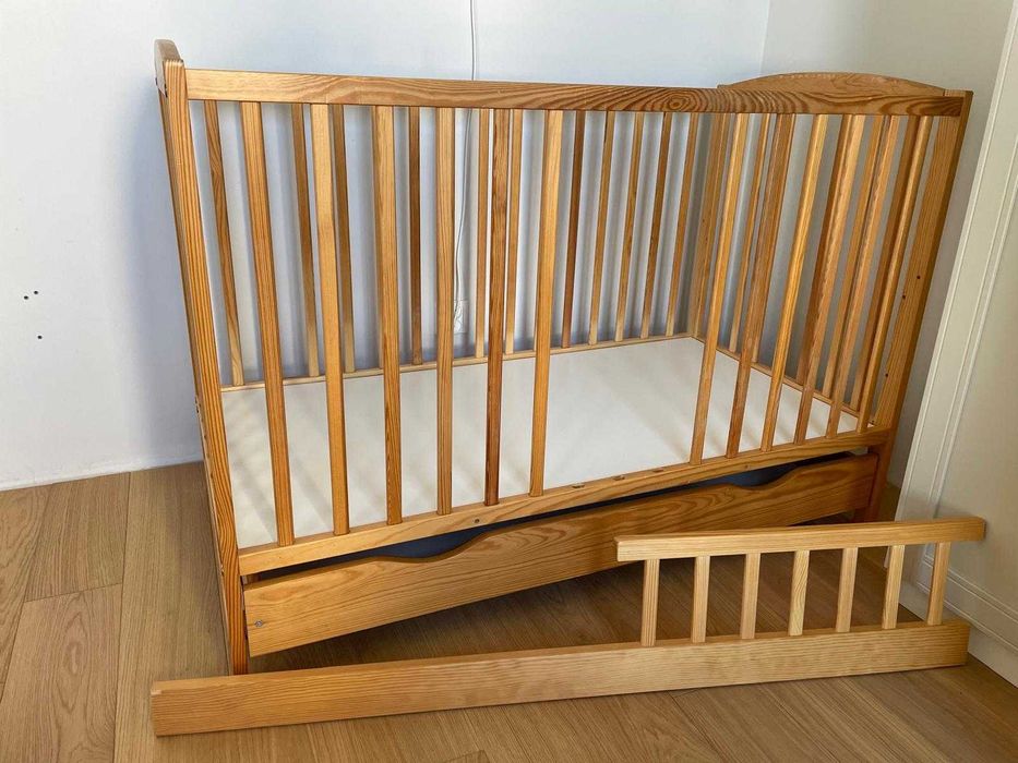 Łóżeczko drewniane z szufladą 120x60, 3 poziomy + niska barierka