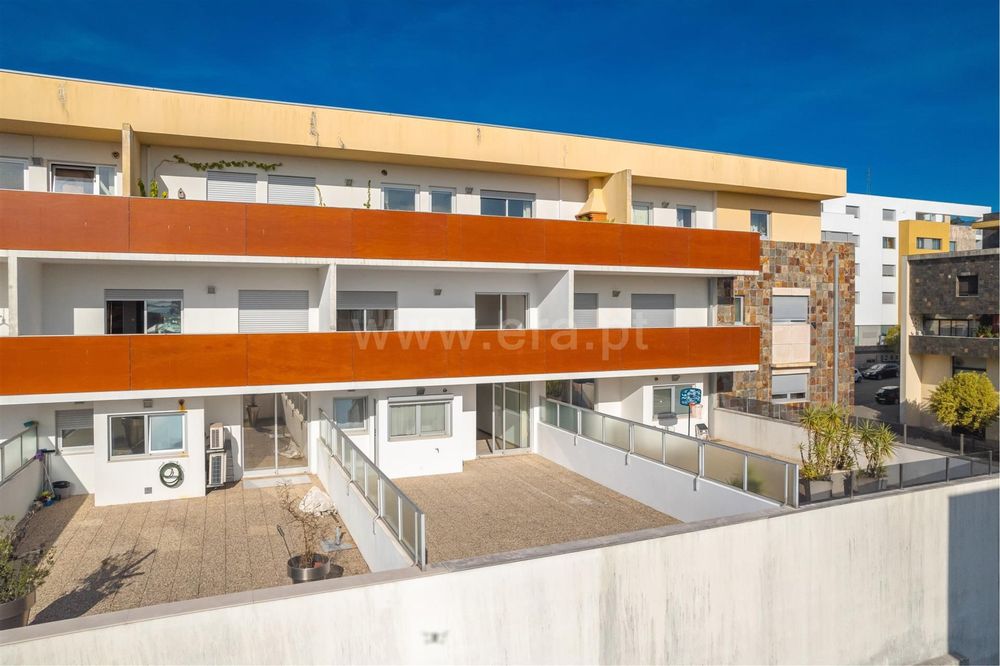 Arrendo T2 duplex com terraço Alto de S.Domingos