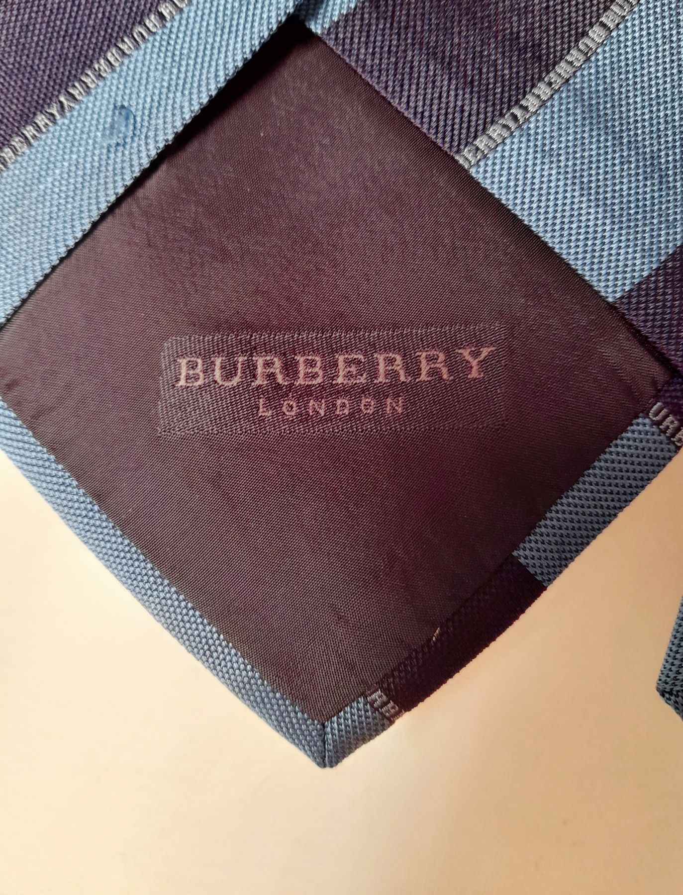Gravata Burberry em seda, às riscas, em dois tons de azul.