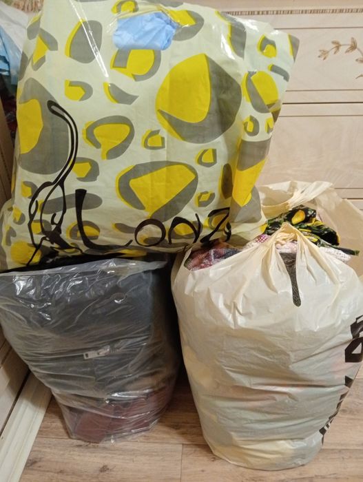 Отдам детскую коляску трость и детскую одежду