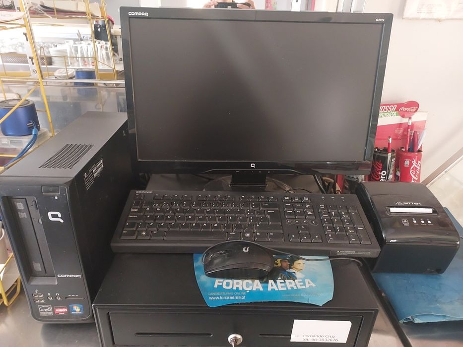 Computador, caixa e impressora para café ou restaurante