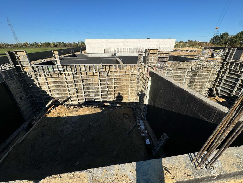 Wynajem i sprzedaż szalunków rusztowań podnośników kontenerów ogrodzeń