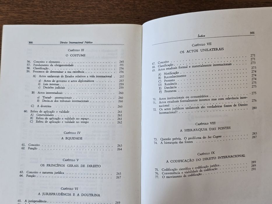 Livros jurídicos / Direito / 1 = 5€ / 10 = 40€