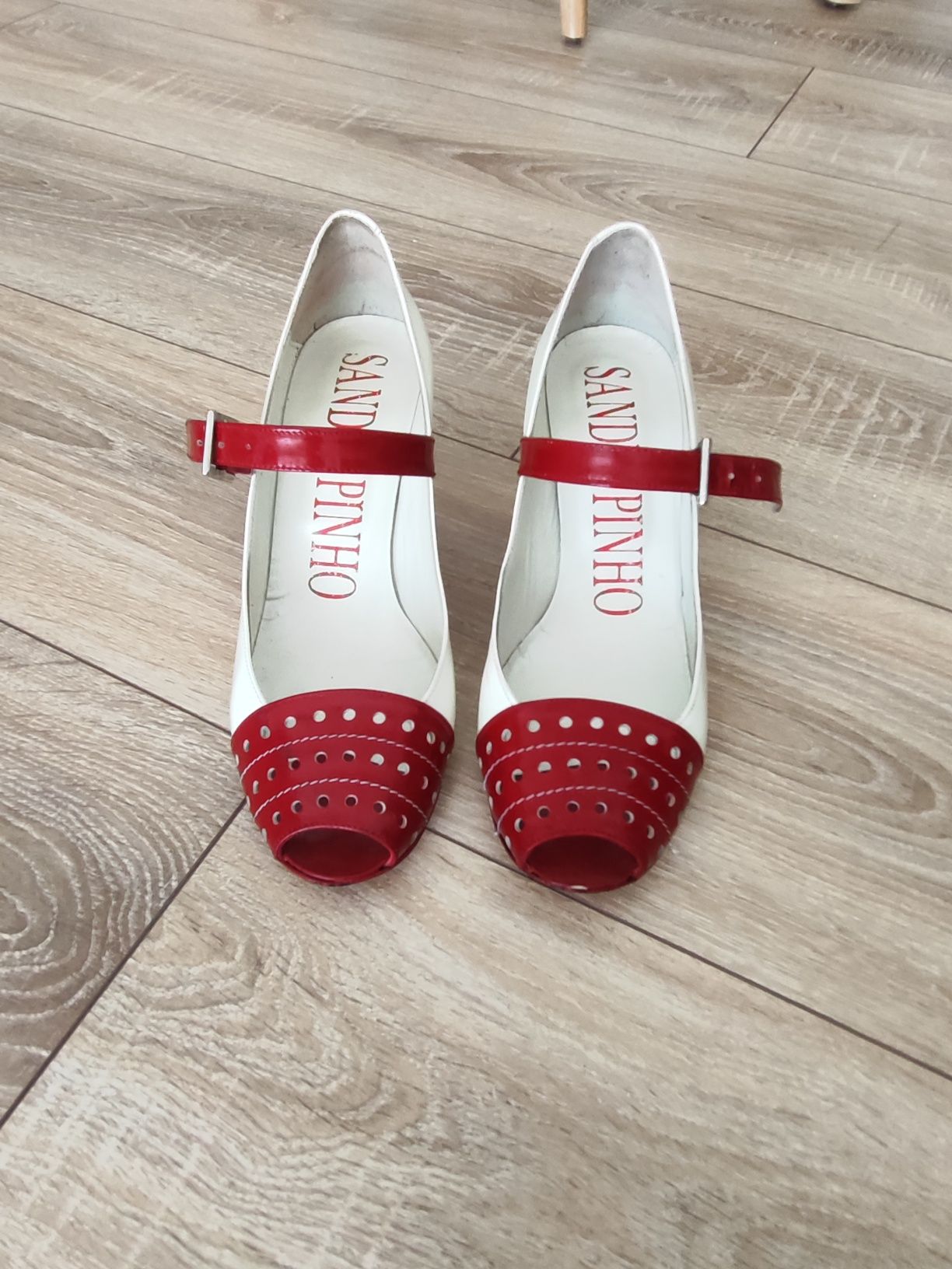Sapatos verniz   brancos, com detalhes vermelhos