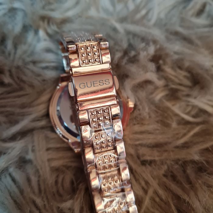 Guess zegarek różowe złoto z kryształkami i regulacją złoty