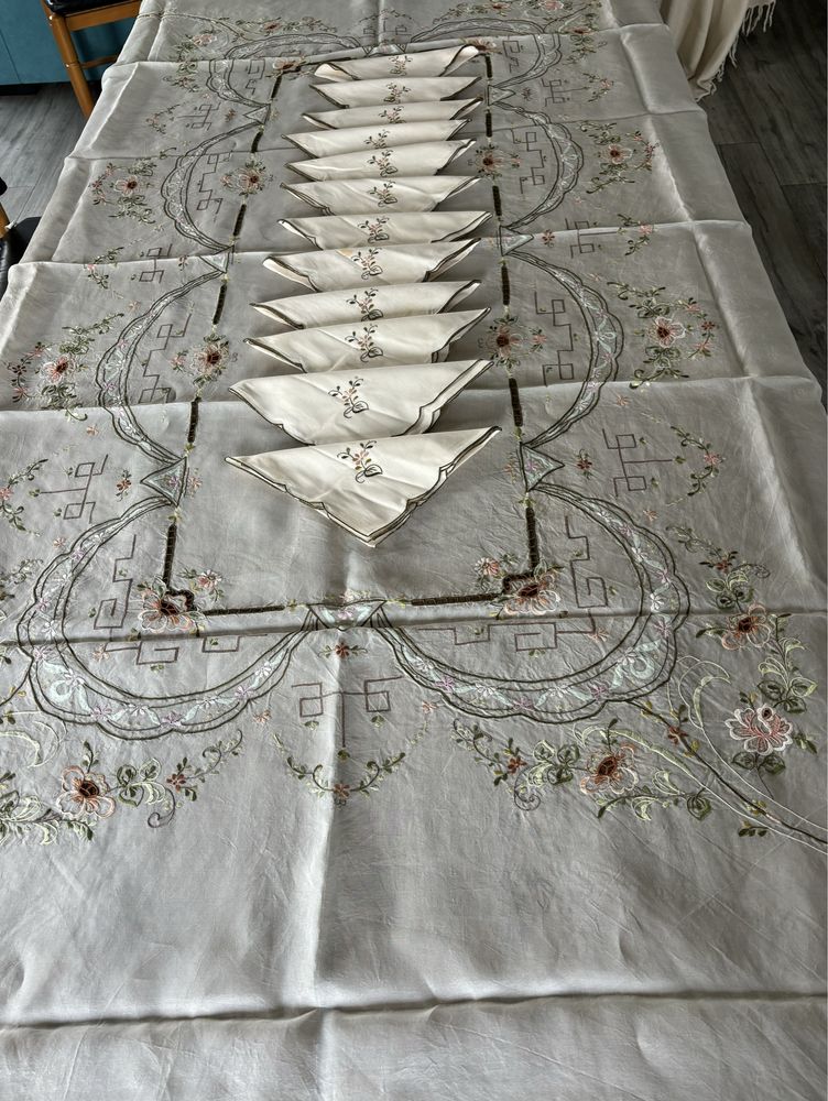 Toalha de mesa bordada em organza 265x175 e 12 guardanpos de linho