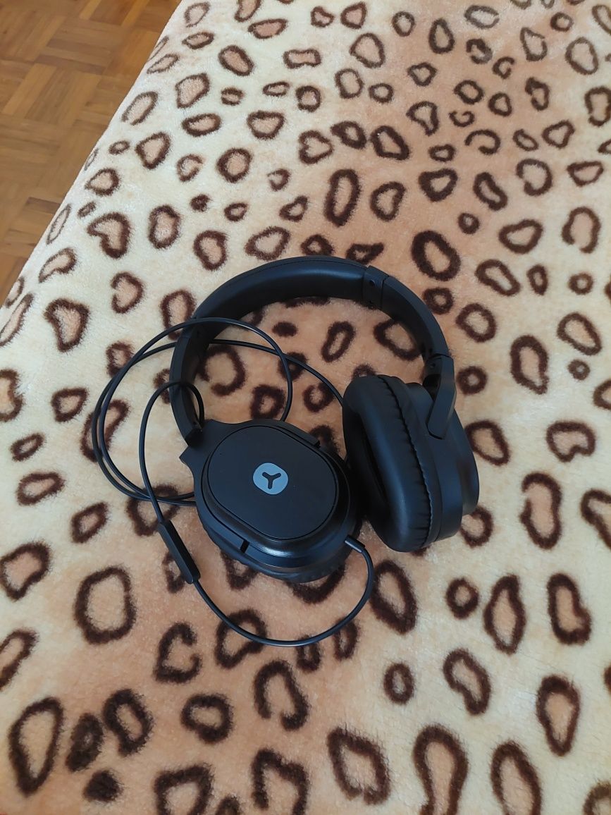 Fones pretos com fio
