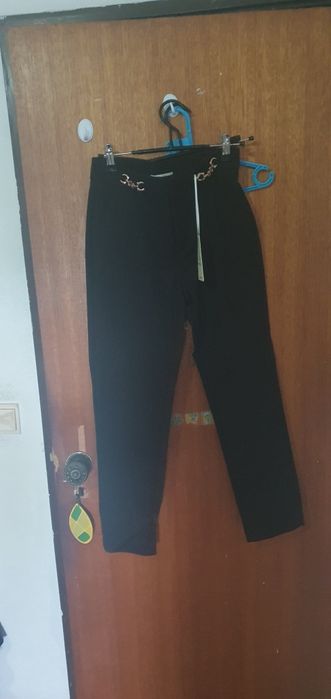 Calça preto com etiqueta
