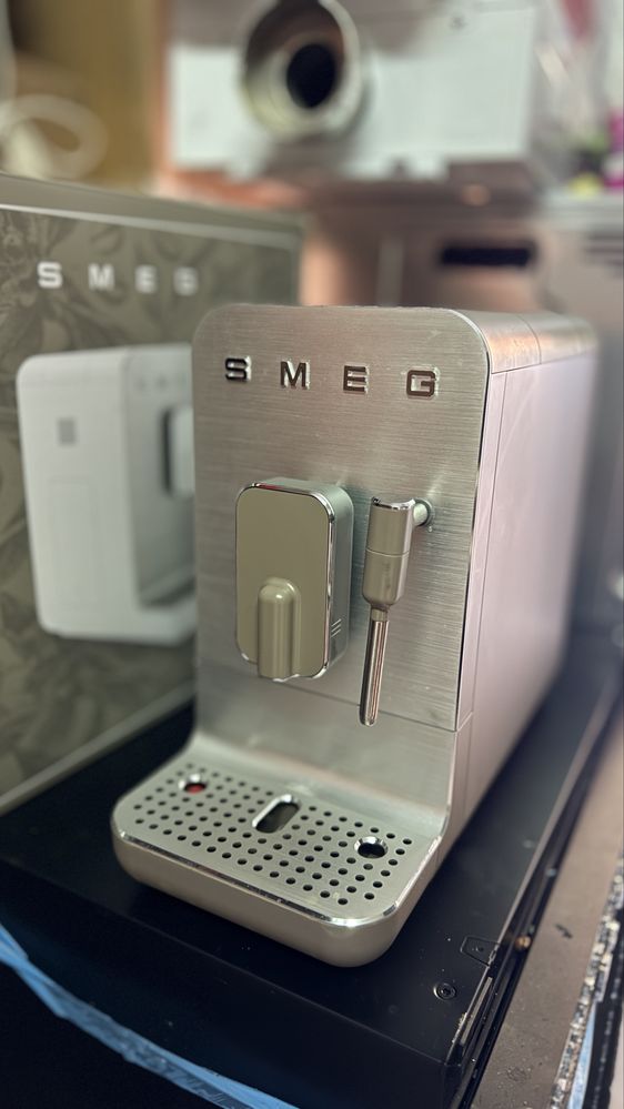 Máquina de Café SMEG BCC02TPMEU com cappuccinador (19 bar - Taupe)