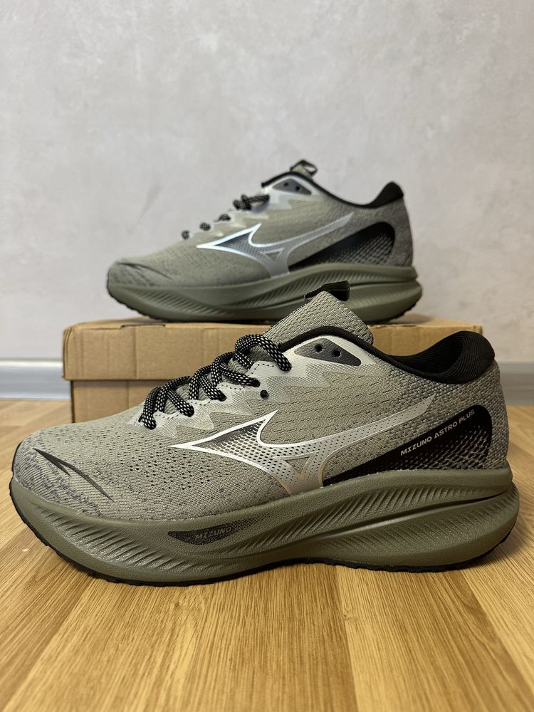Кросівки Mizuno Astro Plus нові (28,5 см)