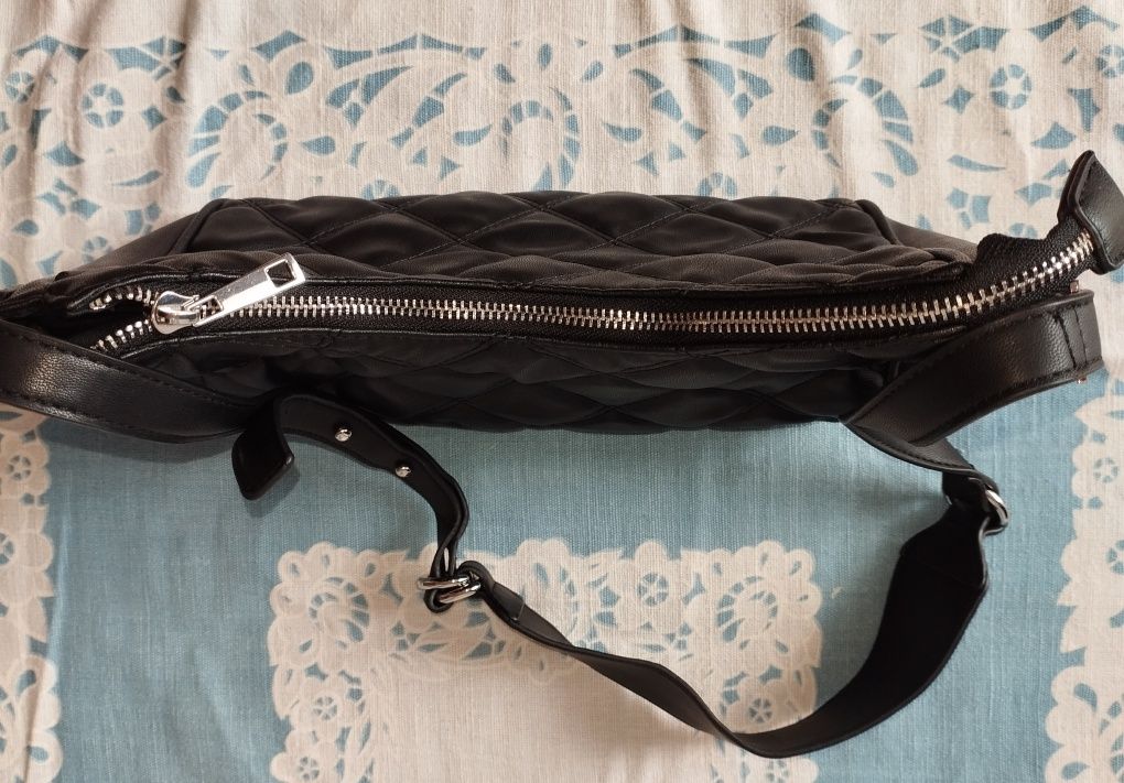 Elegancka pikowana torebka na ramię Reserved – klasyka stylu