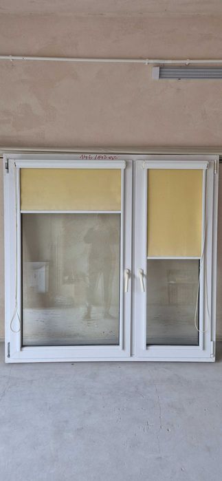 Okno z moskitierą i roletami 146/143