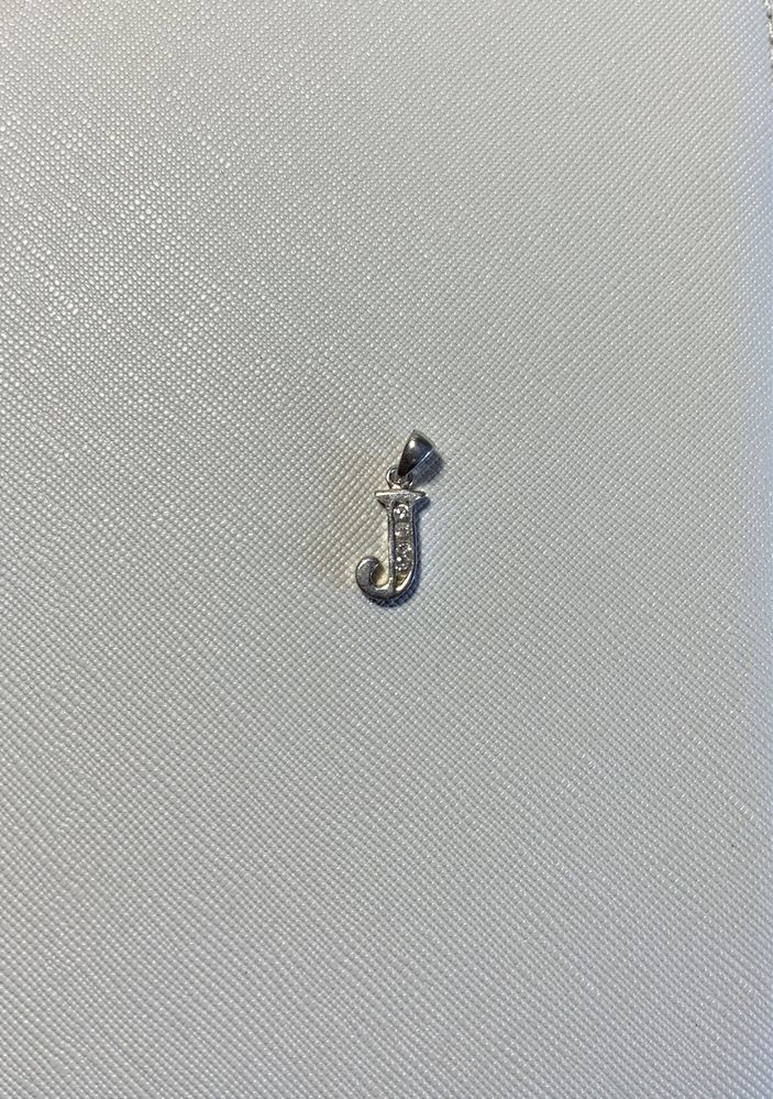 Wisiorka w kształcie litery J