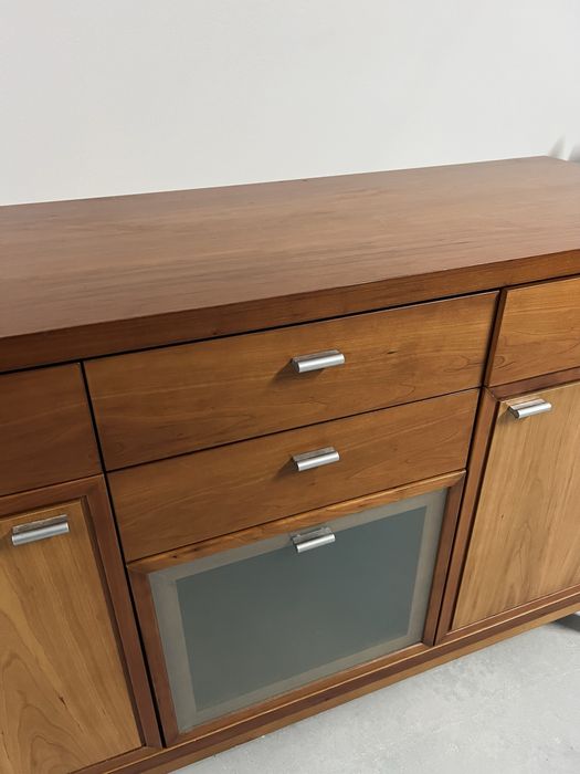 Aparador de madeira de cerejeira