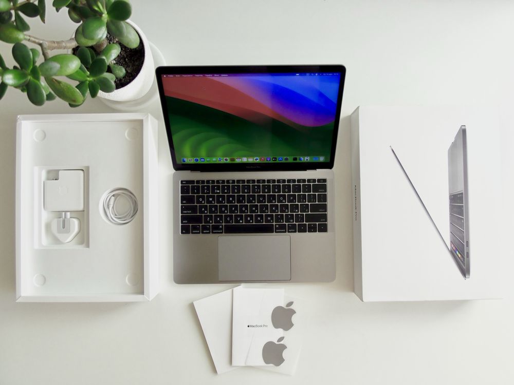 MacBook Pro 13” i5 8/256 Gb M2 Retina XDR 2018 стан нового